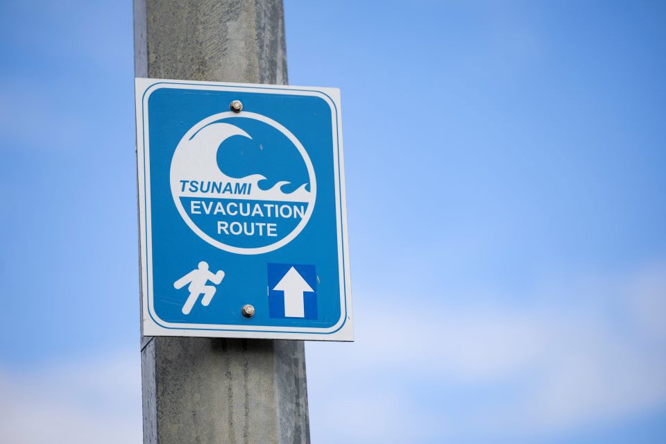 A tsunami evacuation route sign